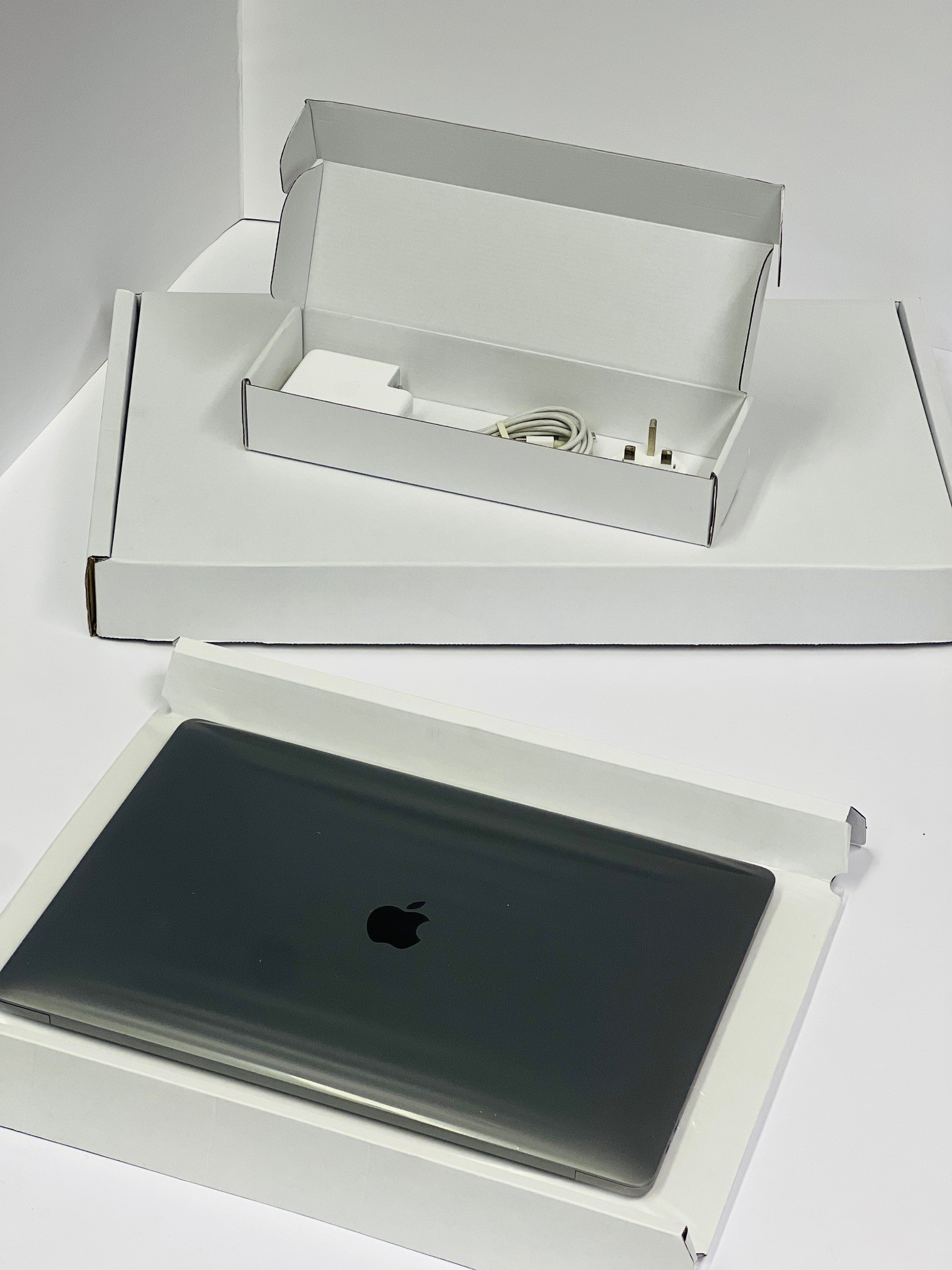 Visi-Grip_V.9_Pure_White_transit_pack:_For_MacBooks,_Laptops_&_Tablets